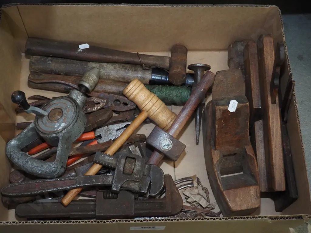 box of vintage hand tools Image 1++