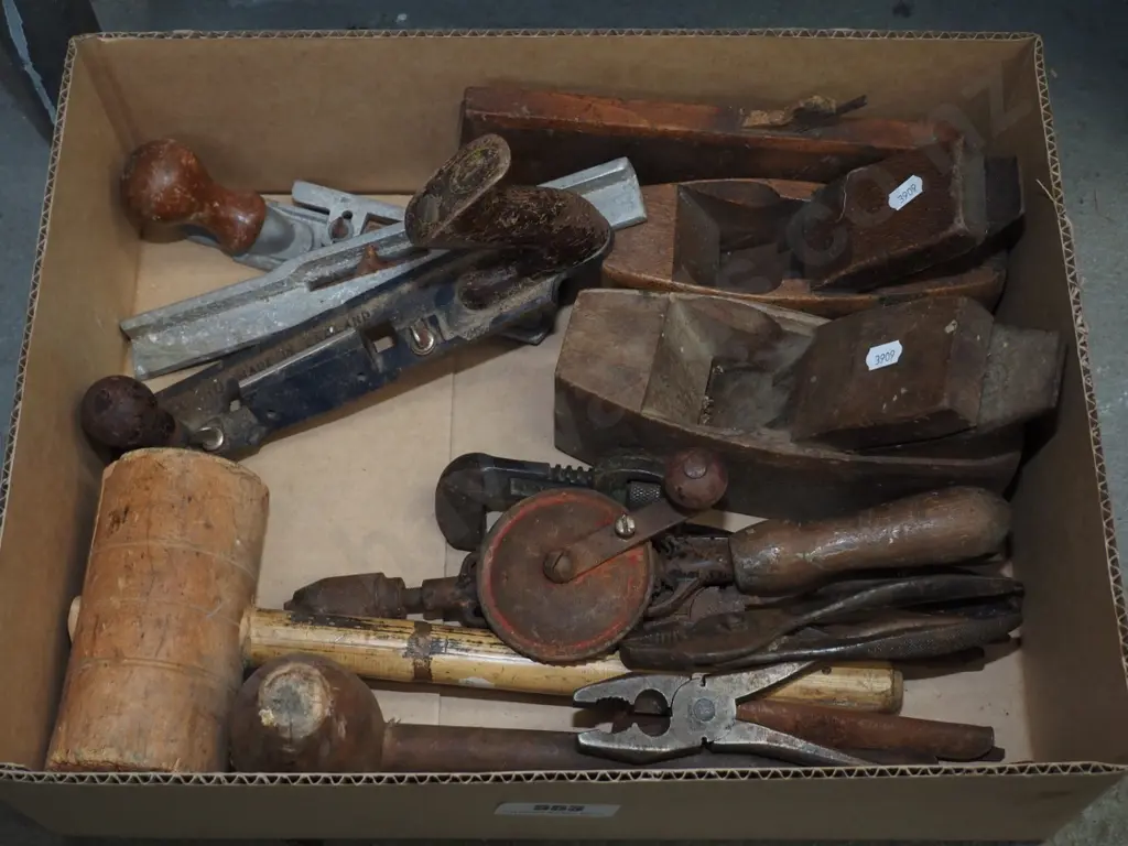 box of vintage hand tools Image 1++
