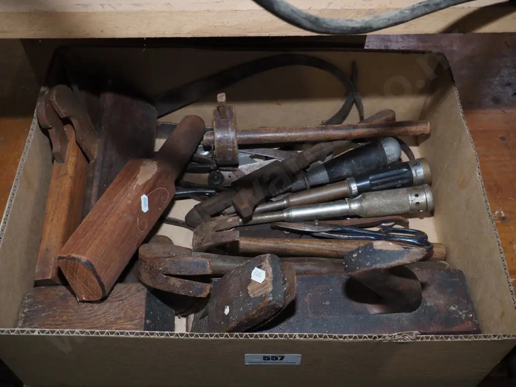 box of vintage hand tools Image 1++
