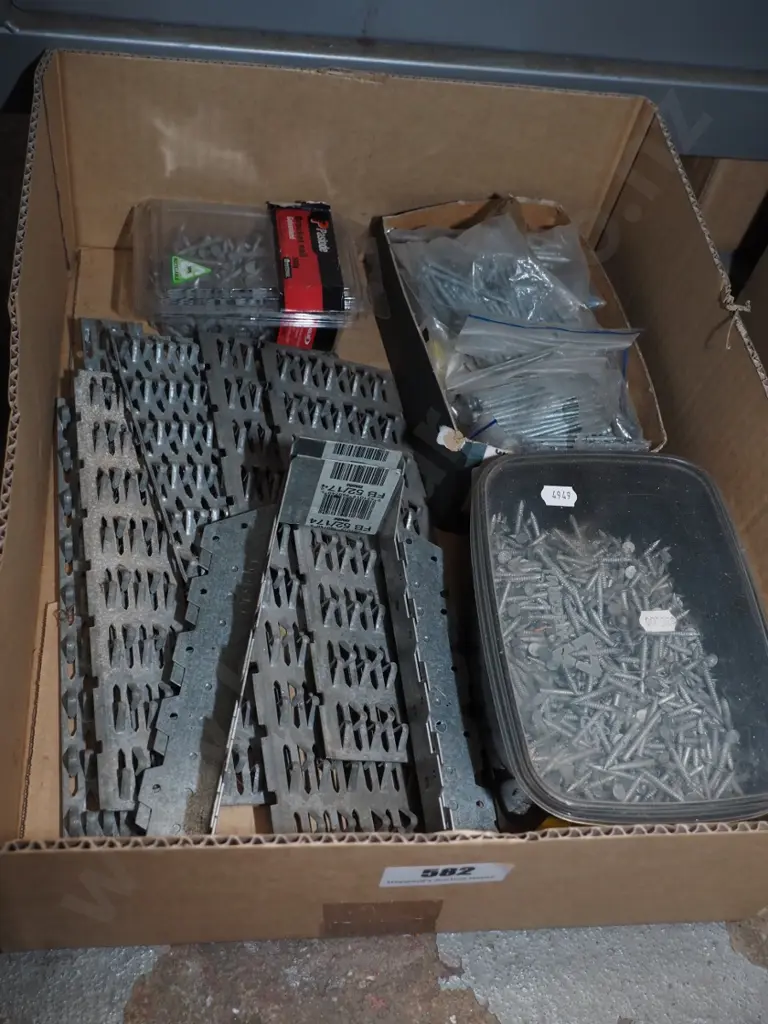 box; nails, nail plates, etc Image 1++