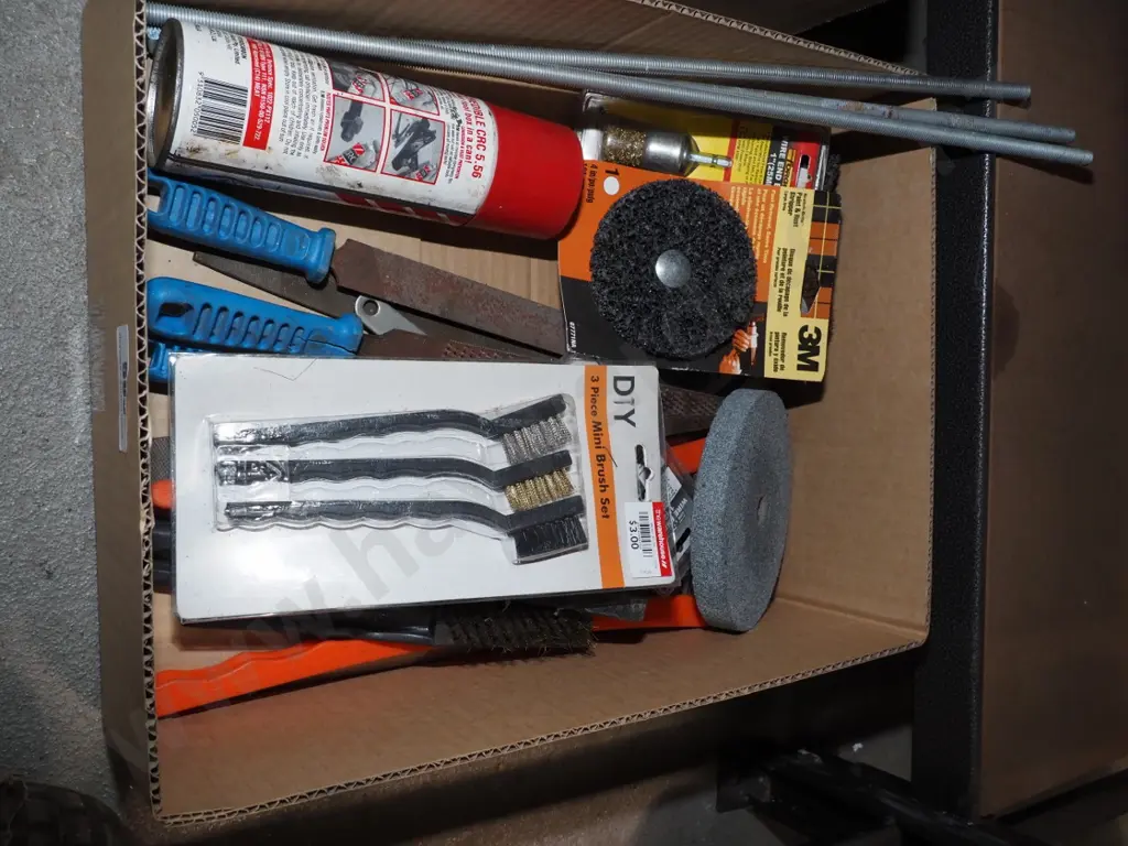 box; wire brushes, threaded rod, grinder discs etc Image 1++