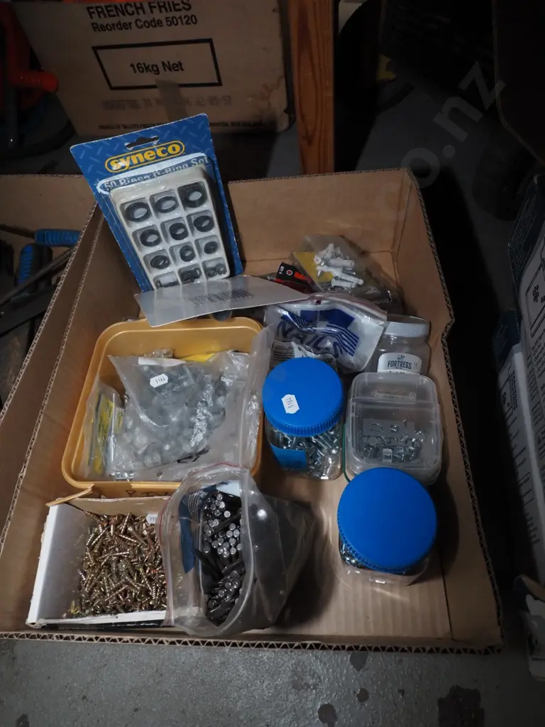 box; nails, screws, bolts etc Image 1++