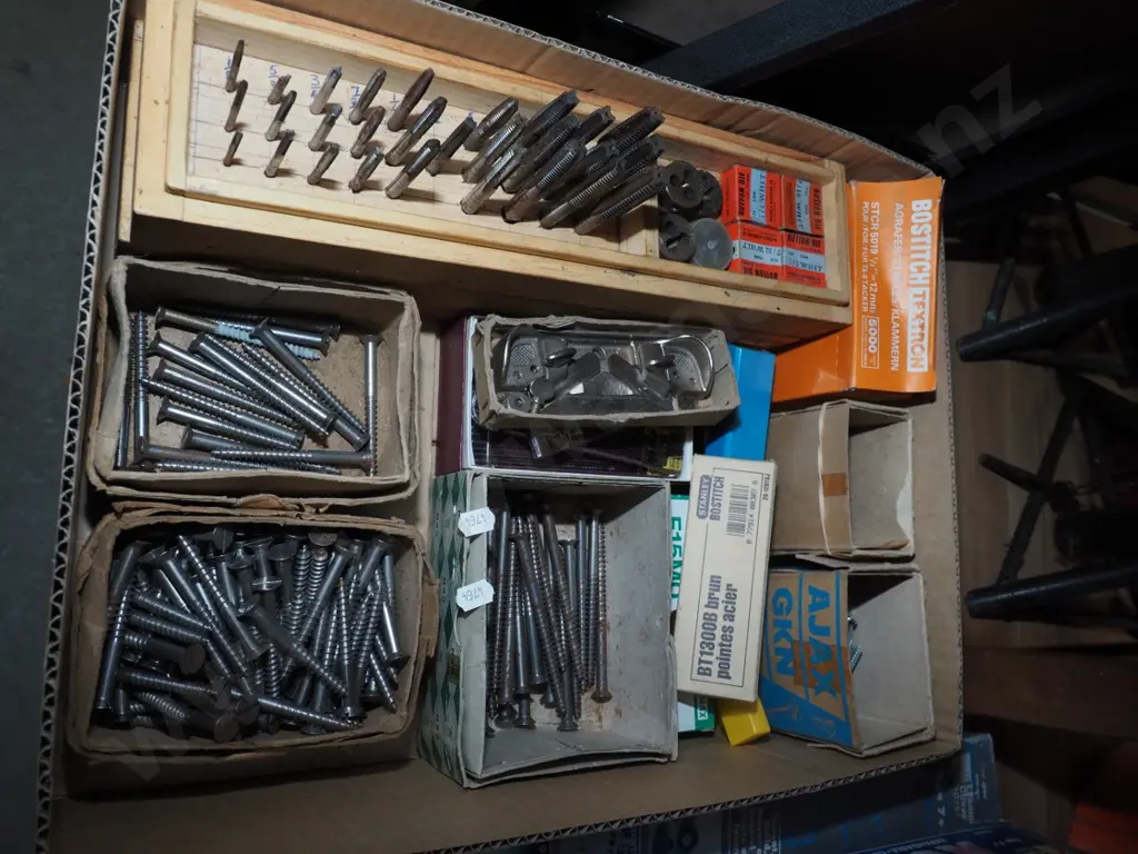 box; screws, staples etc Image 1++