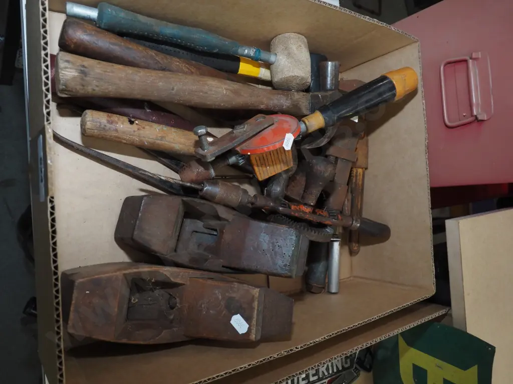 box; various hand tools Image 1++