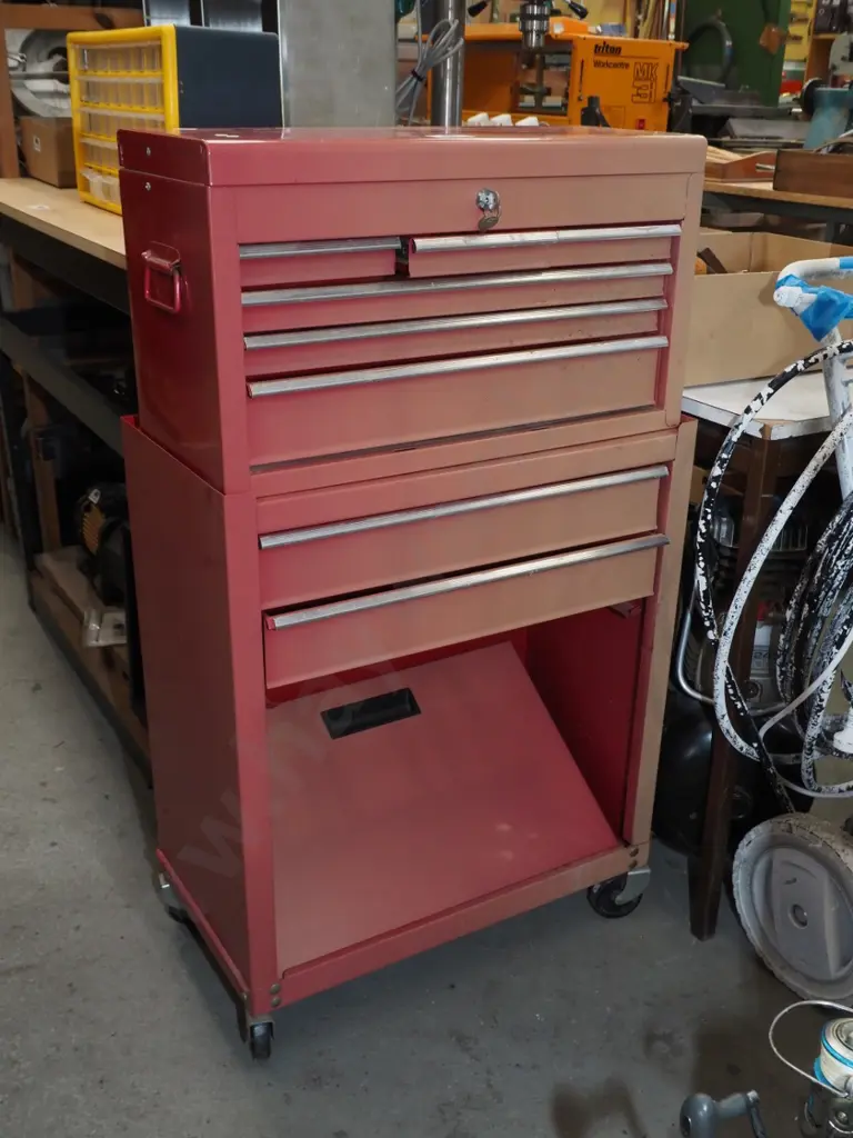 tool chest on casters - bottom door needs attention Image 1++