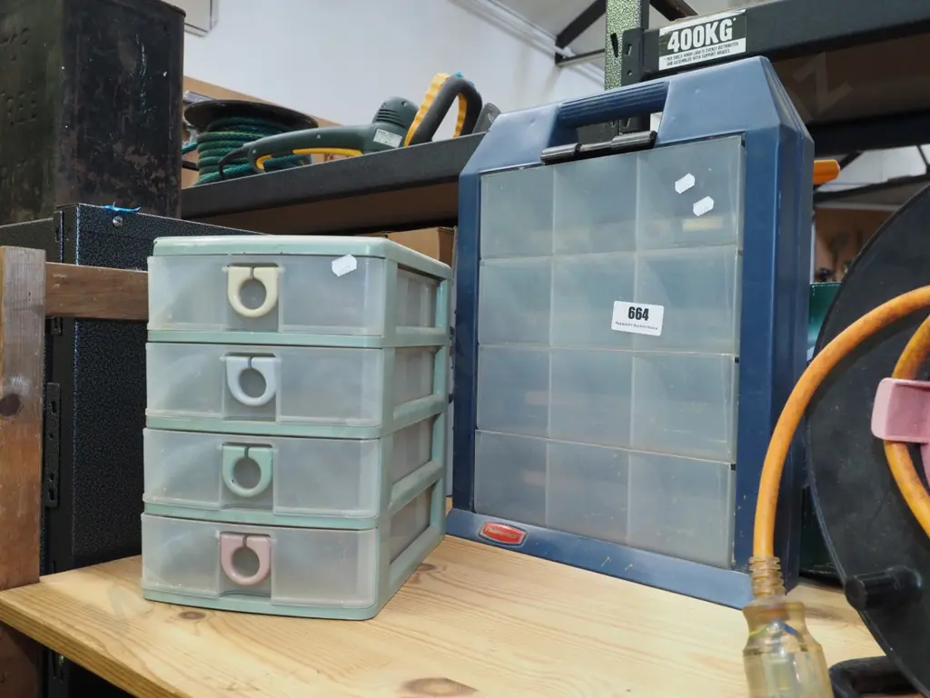 2 plastic storage chests H-420 Image 1++