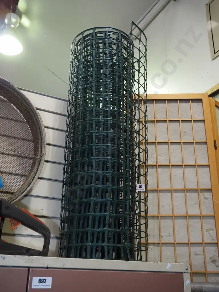 roll of plastic netting Image 1++