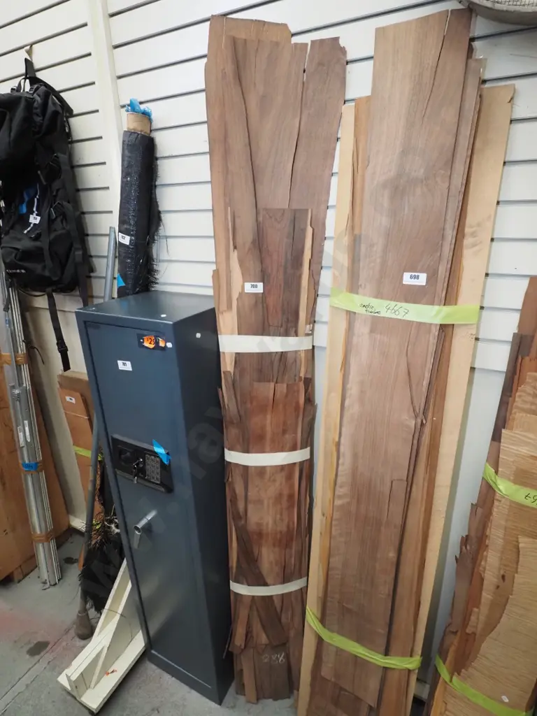bundle of exotic timber veneer Image 1++