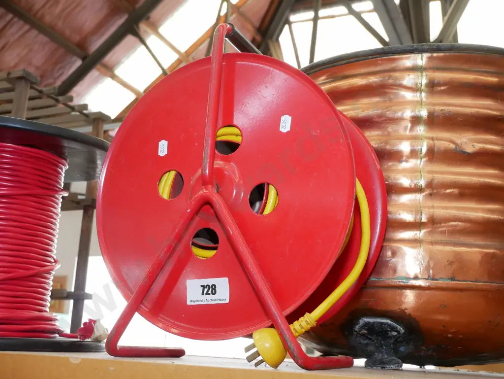 extension cord and reel Image 1++
