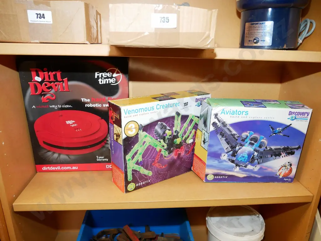 robotic vacuum, 2 toy kits Image 1++