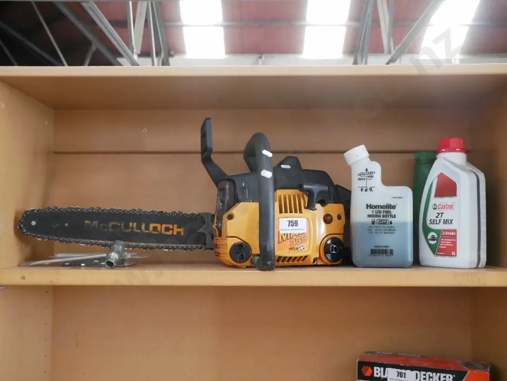 McCulloch chainsaw and oils Image 1++