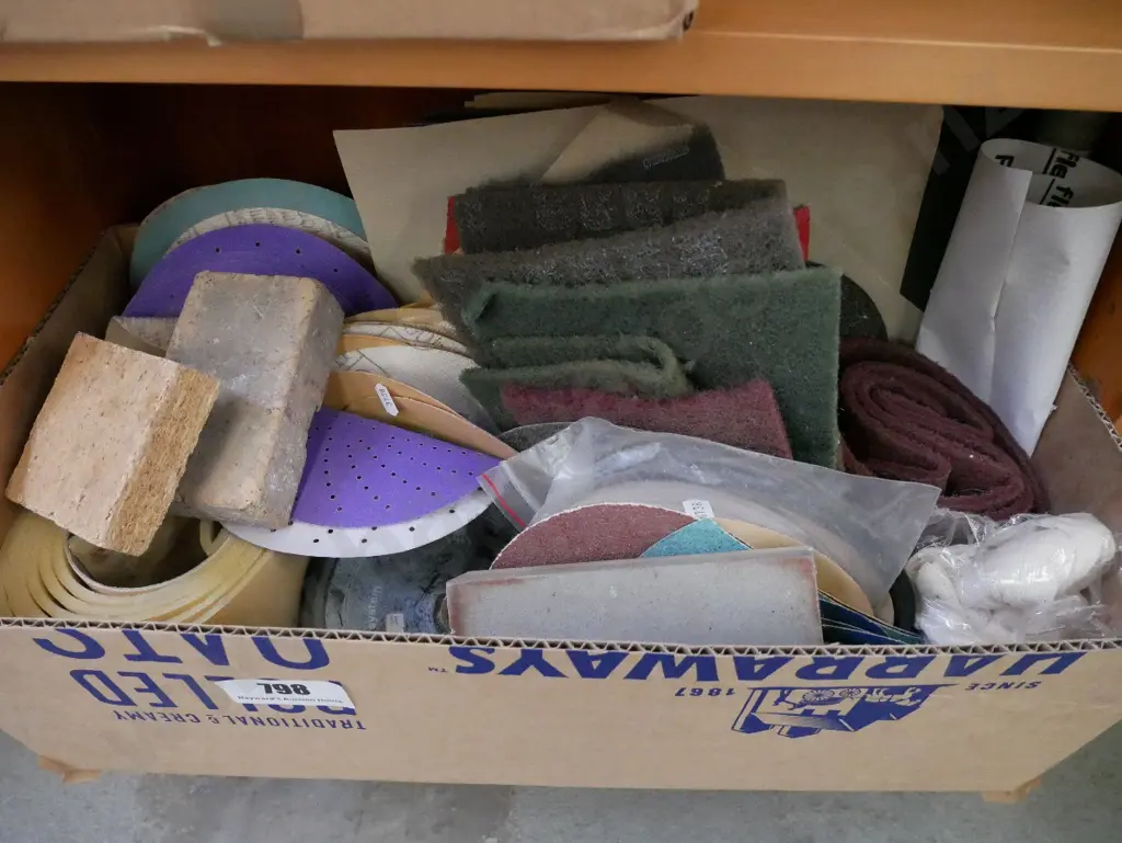 box; sanding discs, sanding cloths etc Image 1++