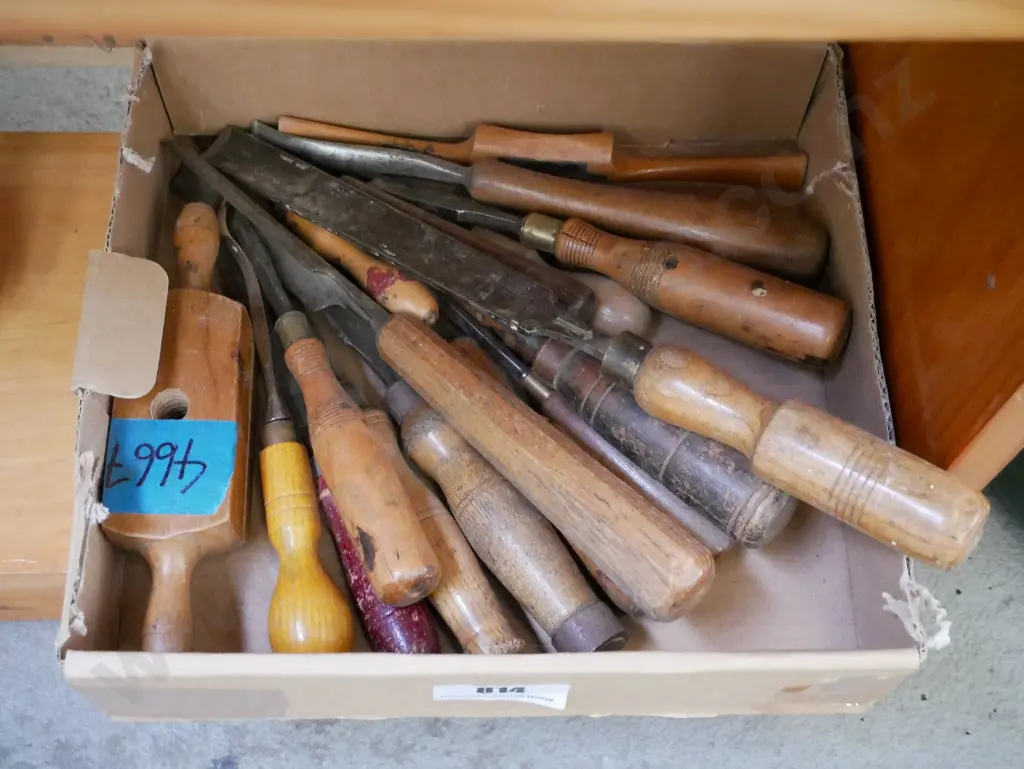 box of chisels Image 1++