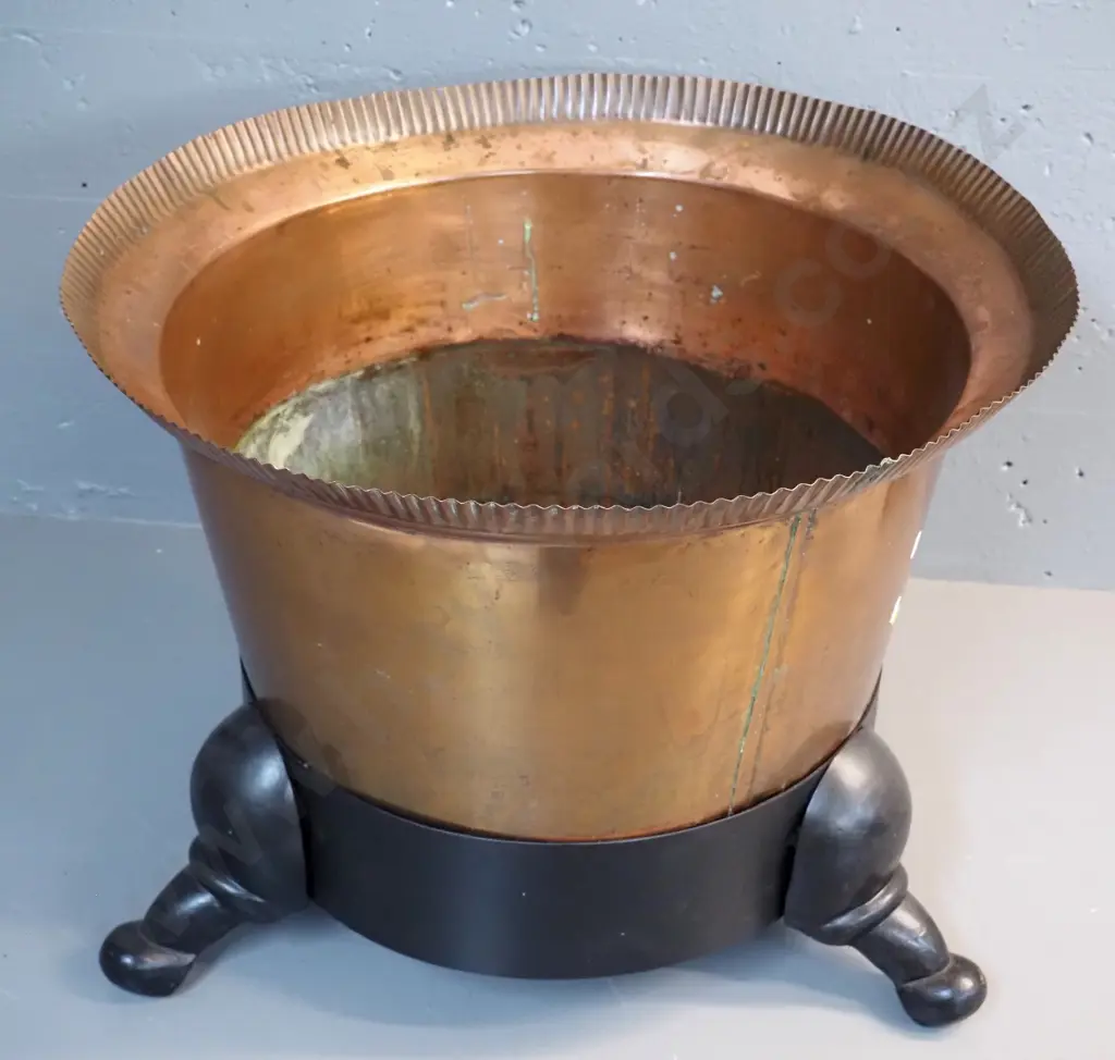 copper wood bin with black painted iron 3-footed stand H-470 D-590 Image 1++