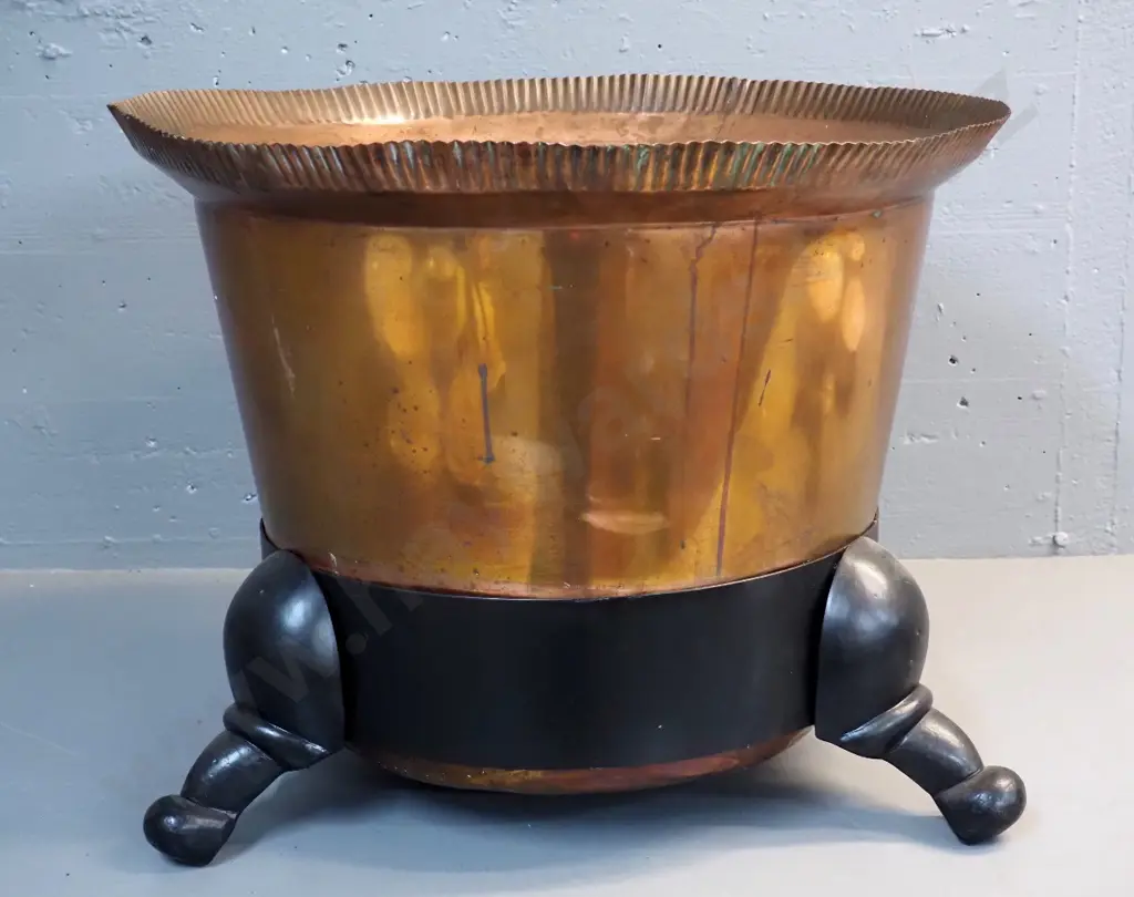 copper wood bin with black painted iron 3-footed stand H-470 D-590 Image 1++