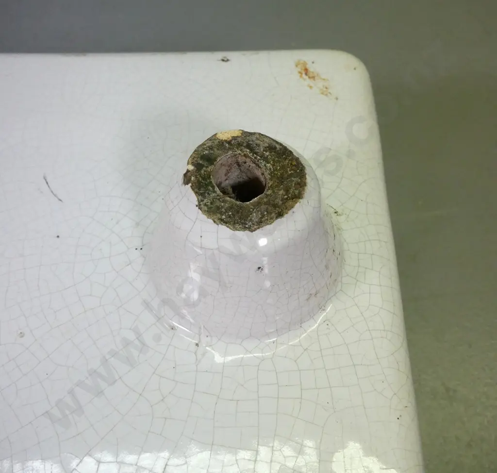 butler's sink - some crazing and damage to bottom ceramic outlet H-625 W-385 D-210 Image 1++