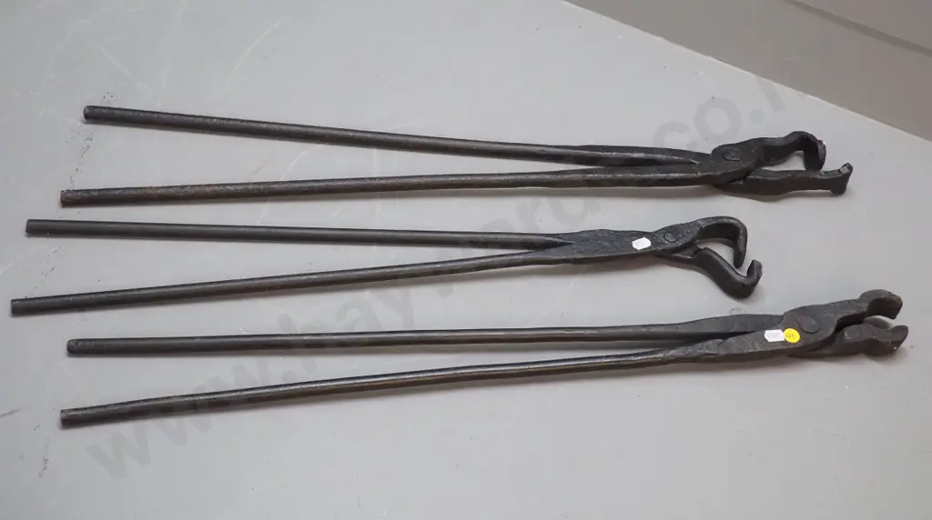 3 vintage cast iron blacksmith's tongs - longest is L-760 Image 1++