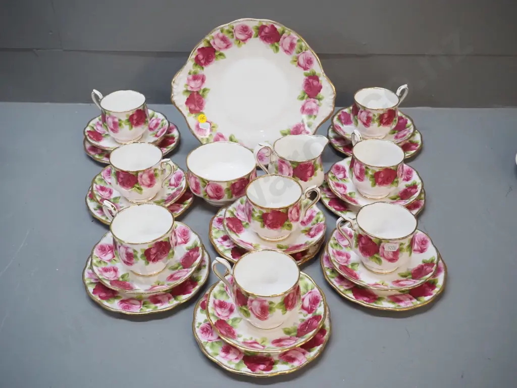 Royal Albert Old English Rose 27-piece tea set Image 1++