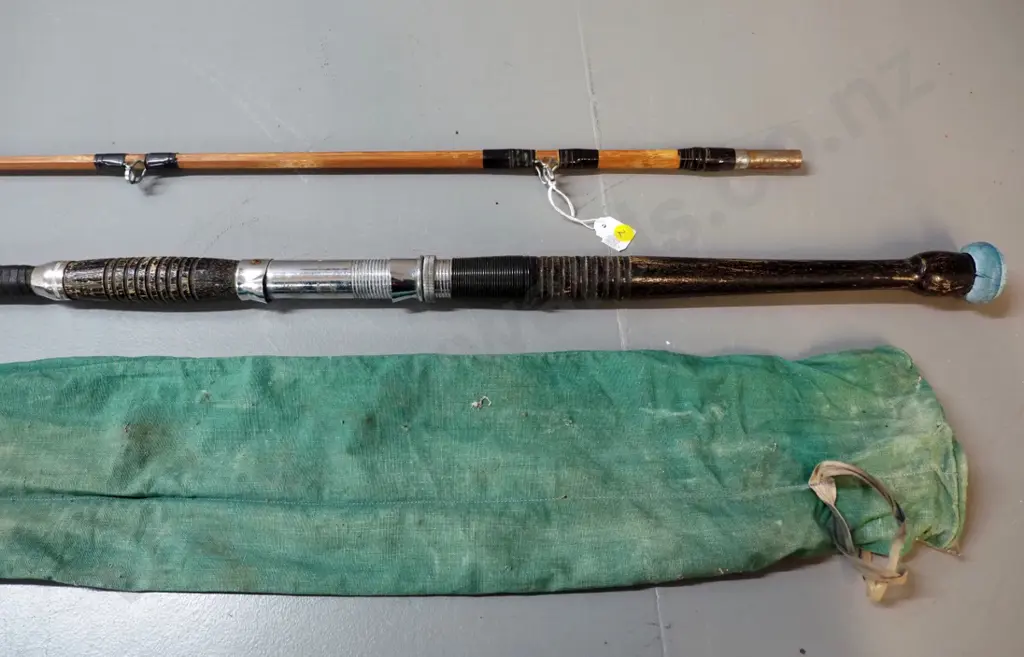 2-piece short split-cane fishing rod with canvas case Image 1++