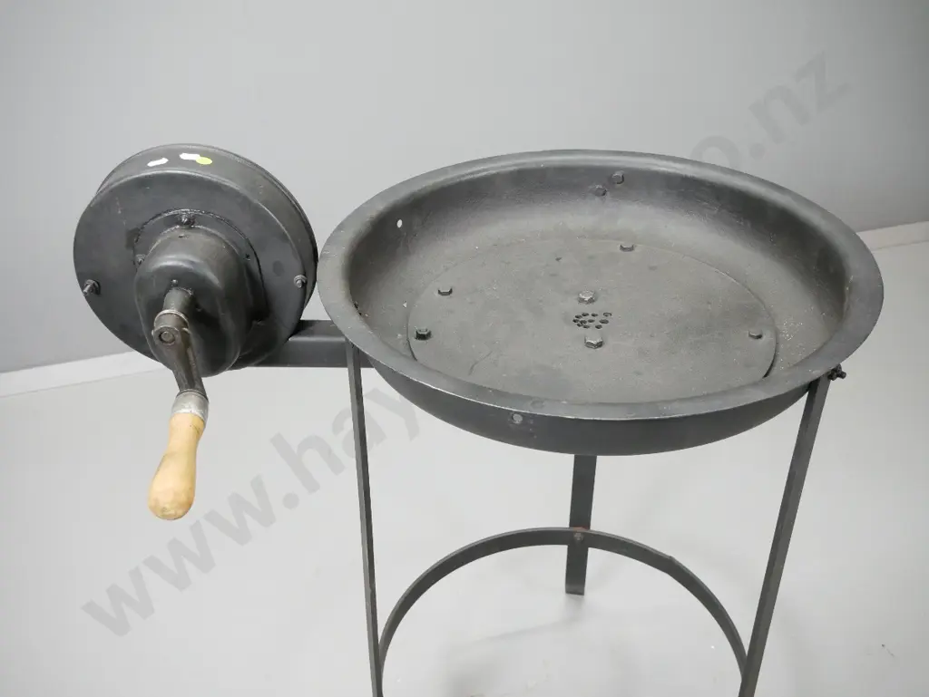 blacksmith's forge stand with hand-crank blower H-890 W-740 tray diameter 510 Image 1++