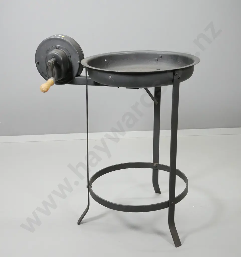 blacksmith's forge stand with hand-crank blower H-890 W-740 tray diameter 510 Image 1++