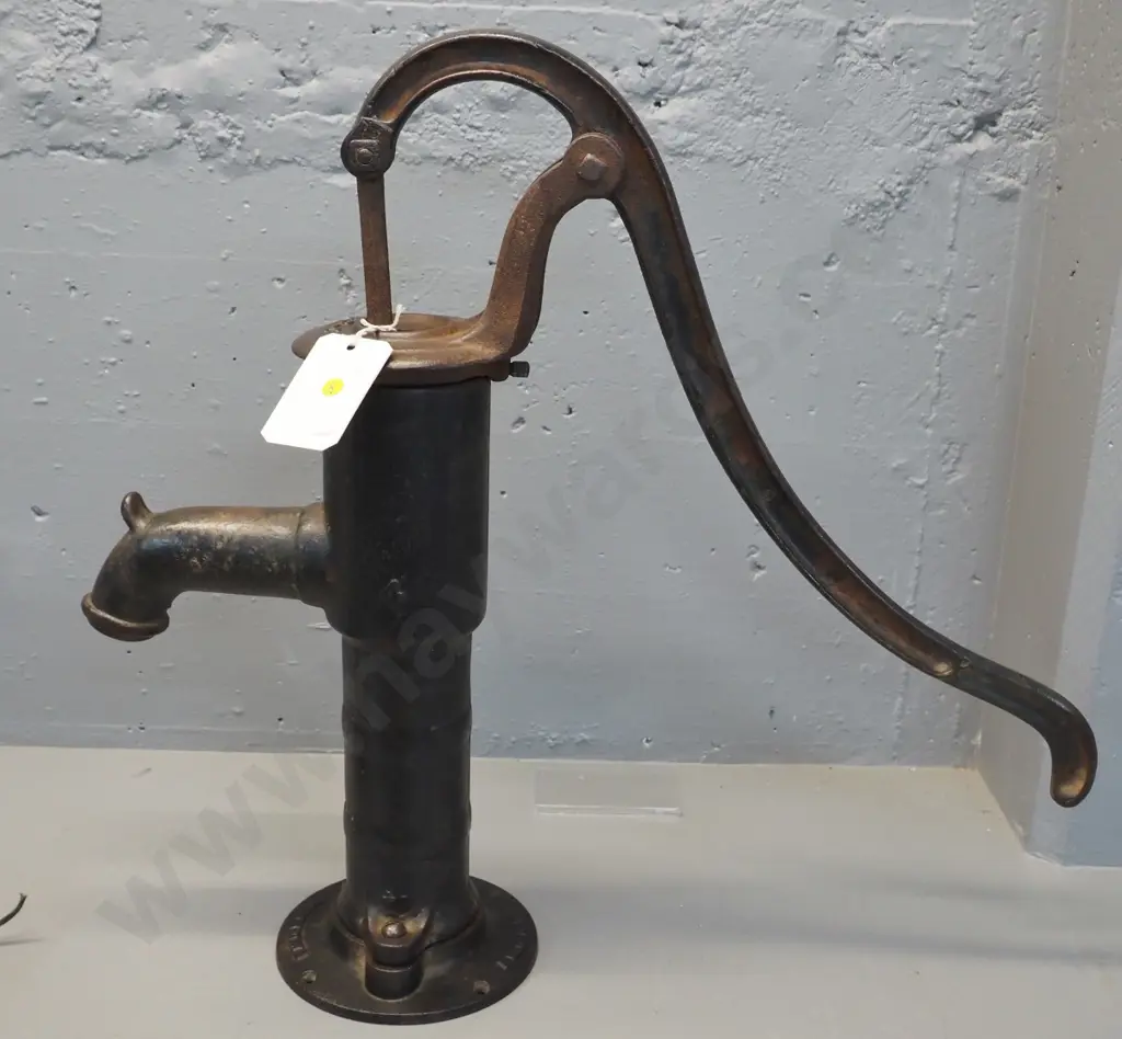 vintage cast iron cow-tail pump - base marked "Union" & "Bolt" - working order, with new leather washer H-630 Image 1++