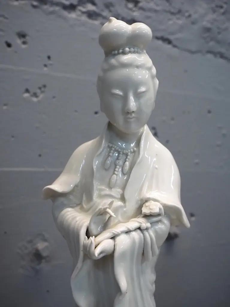 Japanese porcelain figure - a few under-glaze faults on robes? H-440 Image 1++