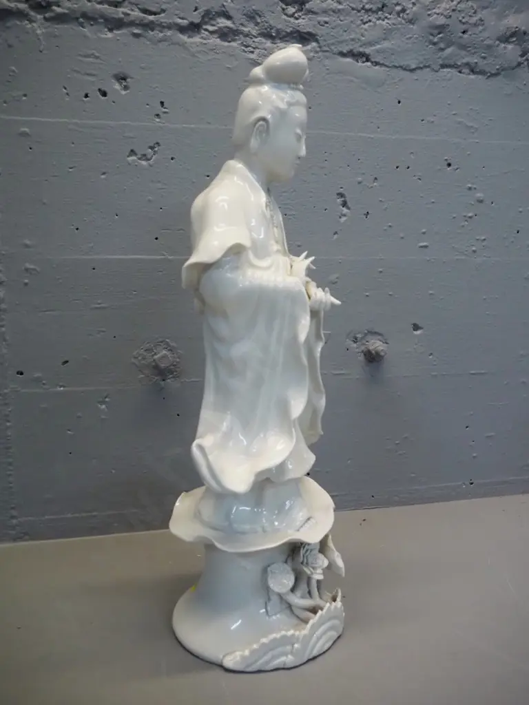 Japanese porcelain figure - a few under-glaze faults on robes? H-440 Image 1++