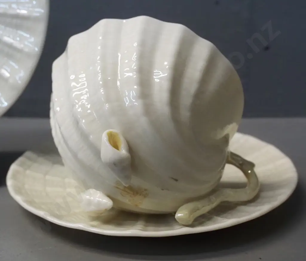 Belleek gold mark shell trio Image 1++