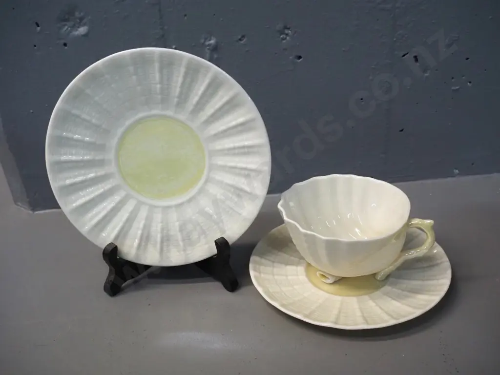 Belleek gold mark shell trio Image 1++