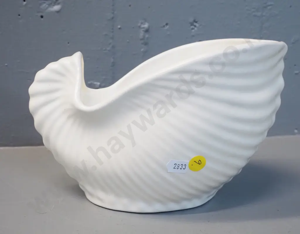 Crown Lynn shell vase - crown stamp, no pattern number H-140 L-220 W-140 Image 1++