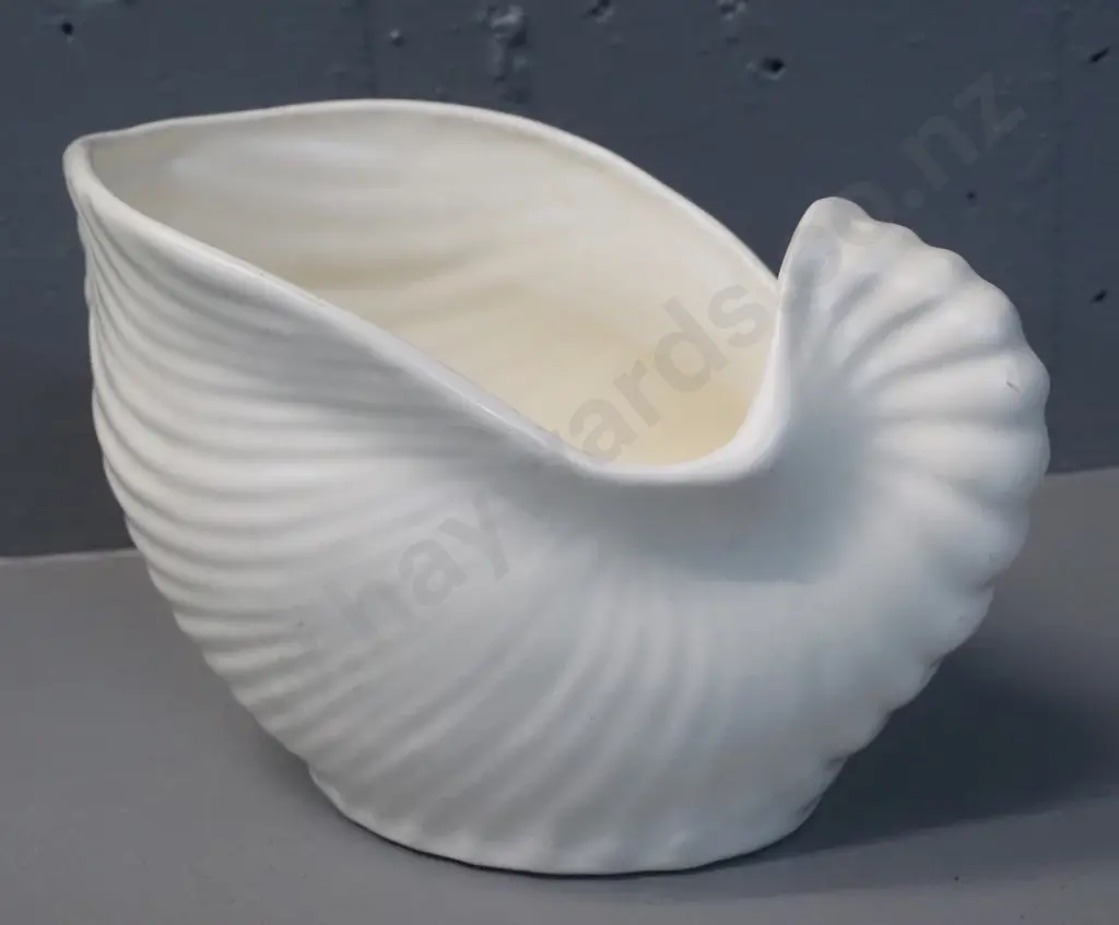 Crown Lynn shell vase - crown stamp, no pattern number H-140 L-220 W-140 Image 1++