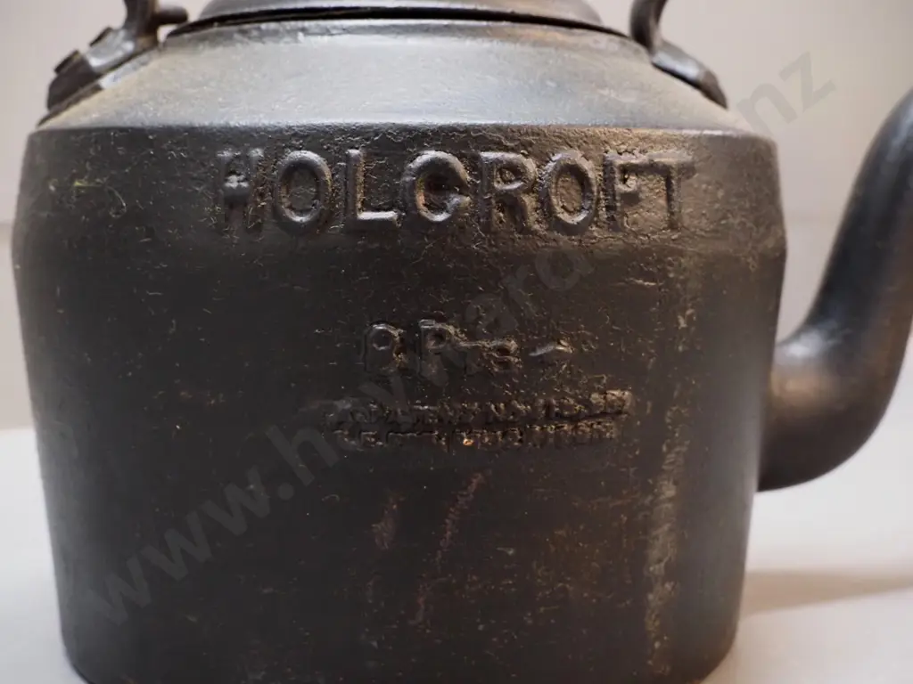 large vintage cast iron 8 pint kettle - Holcroft England, painted black H-300 W-310 Image 1++