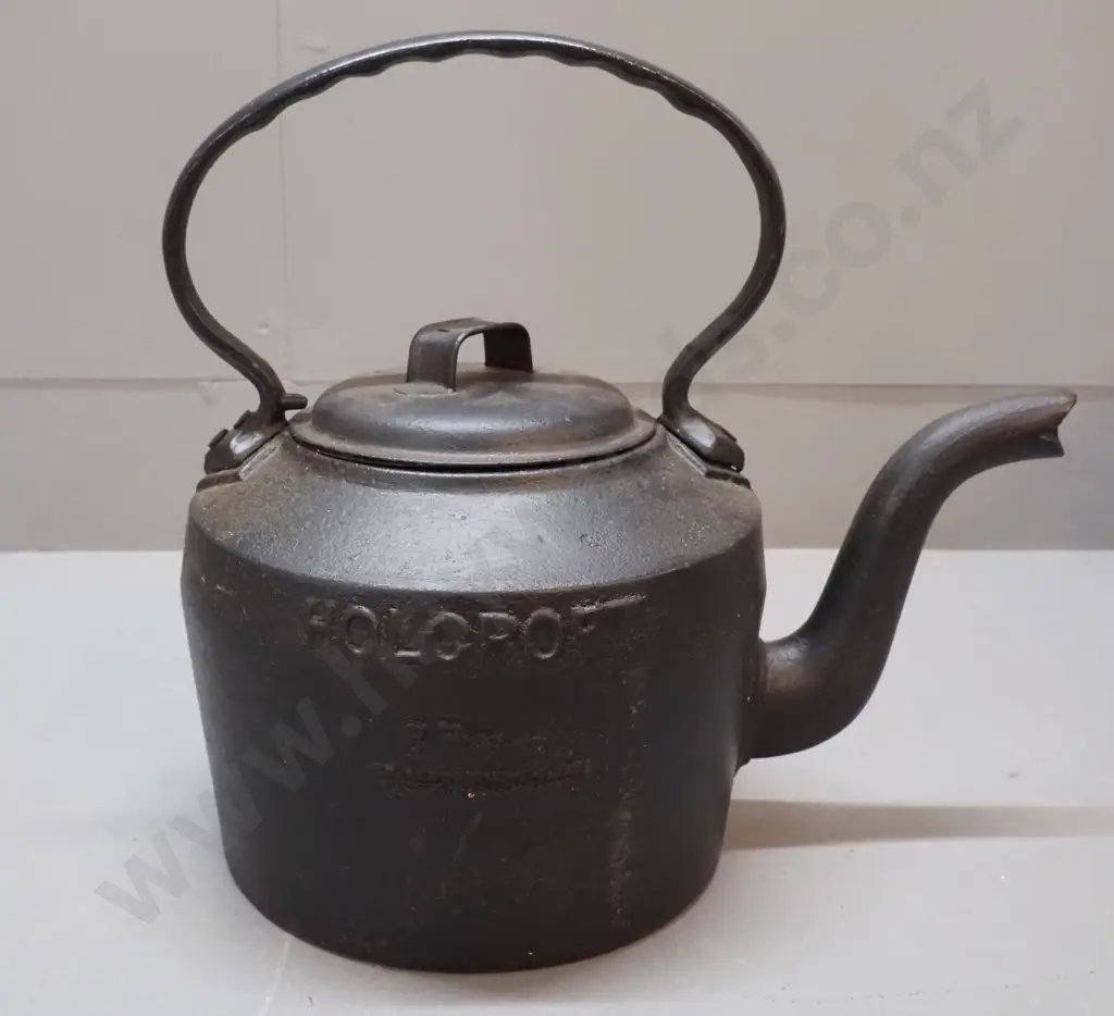 large vintage cast iron 8 pint kettle - Holcroft England, painted black H-300 W-310 Image 1++