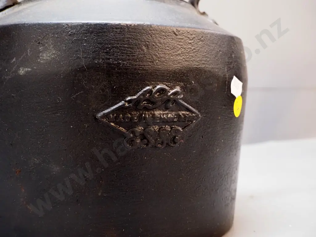 large vintage cast iron 8 pint kettle - Holcroft England, painted black H-300 W-310 Image 1++