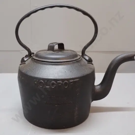 large vintage cast iron 8 pint kettle - Holcroft England, painted black H-300 W-310