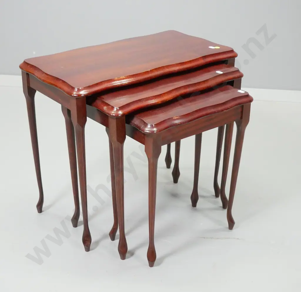 reproduction mahogany cab-leg set of 3 nesting tables H455 W530 D290 Image 1++