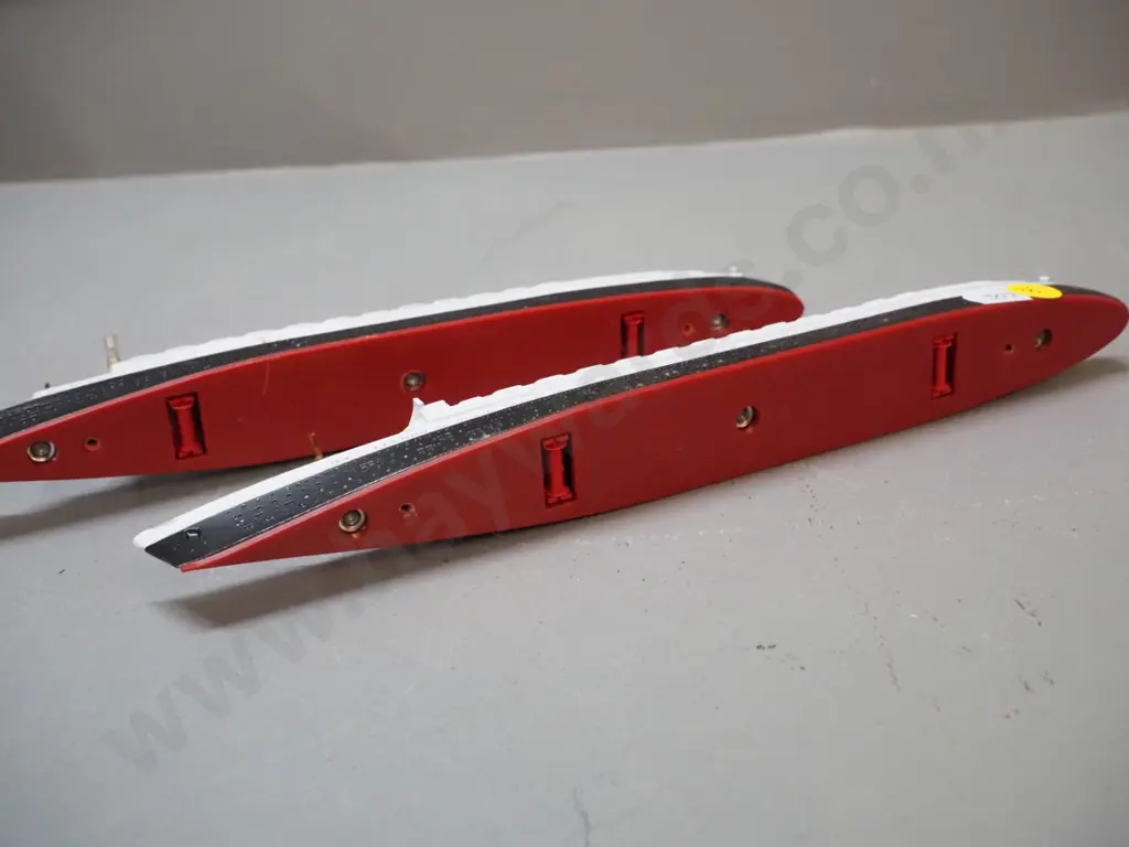 2 small ship models - Queen Elizabeth & Queen Mary, die cast metal and plastic, marked Made in Hong Kong, longer is L260 Image 1++