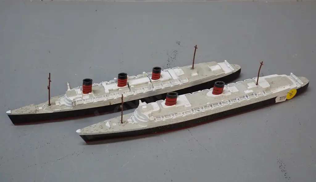 2 small ship models - Queen Elizabeth & Queen Mary, die cast metal and plastic, marked Made in Hong Kong, longer is L260 Image 1++