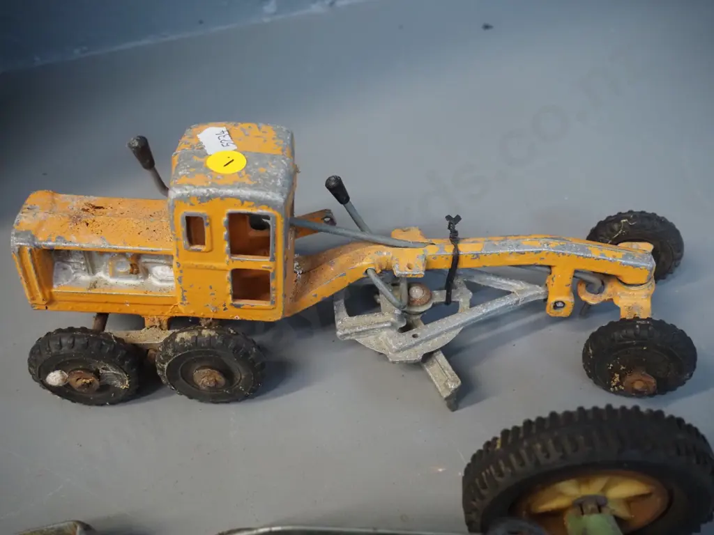 2 Fun Ho vehicles in restorer's condition: grader L290 and tractor w/front-end loader - both w/wear & missing parts Image 1++