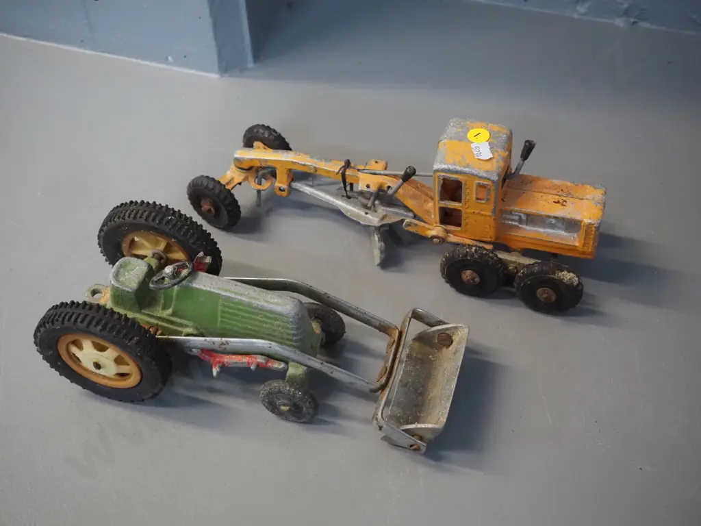 2 Fun Ho vehicles in restorer's condition: grader L290 and tractor w/front-end loader - both w/wear & missing parts Image 1++