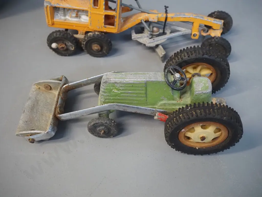 2 Fun Ho vehicles in restorer's condition: grader L290 and tractor w/front-end loader - both w/wear & missing parts Image 1++