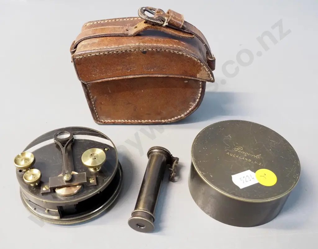 vintage box sextant in fitted leather case - sextant engraved Peacock, Auckland NZ, Diameter 75 Image 1++
