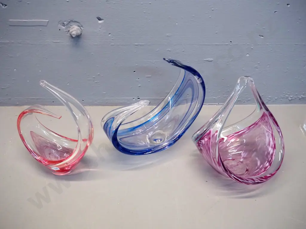 3 art glass basket vases, various coloured - small red one has Hokitika label, largest is H-210 L-220 Image 1++