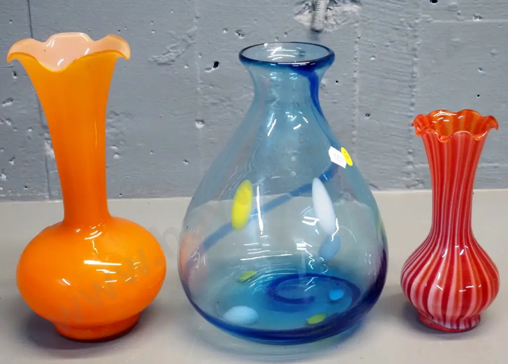 3 art glass vases - largest is blue H-200 D-160 Image 1++