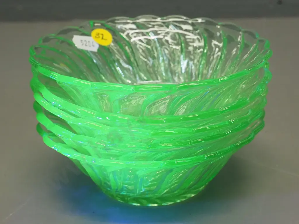 set of 5 small green uranium glass sweet bowls D-135 - nice bright glow under UV Image 1++
