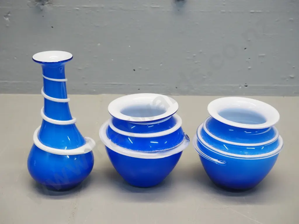 3 blue and white art glass swirl pattern vases - small pair and one larger H-170 D-80 Image 1++