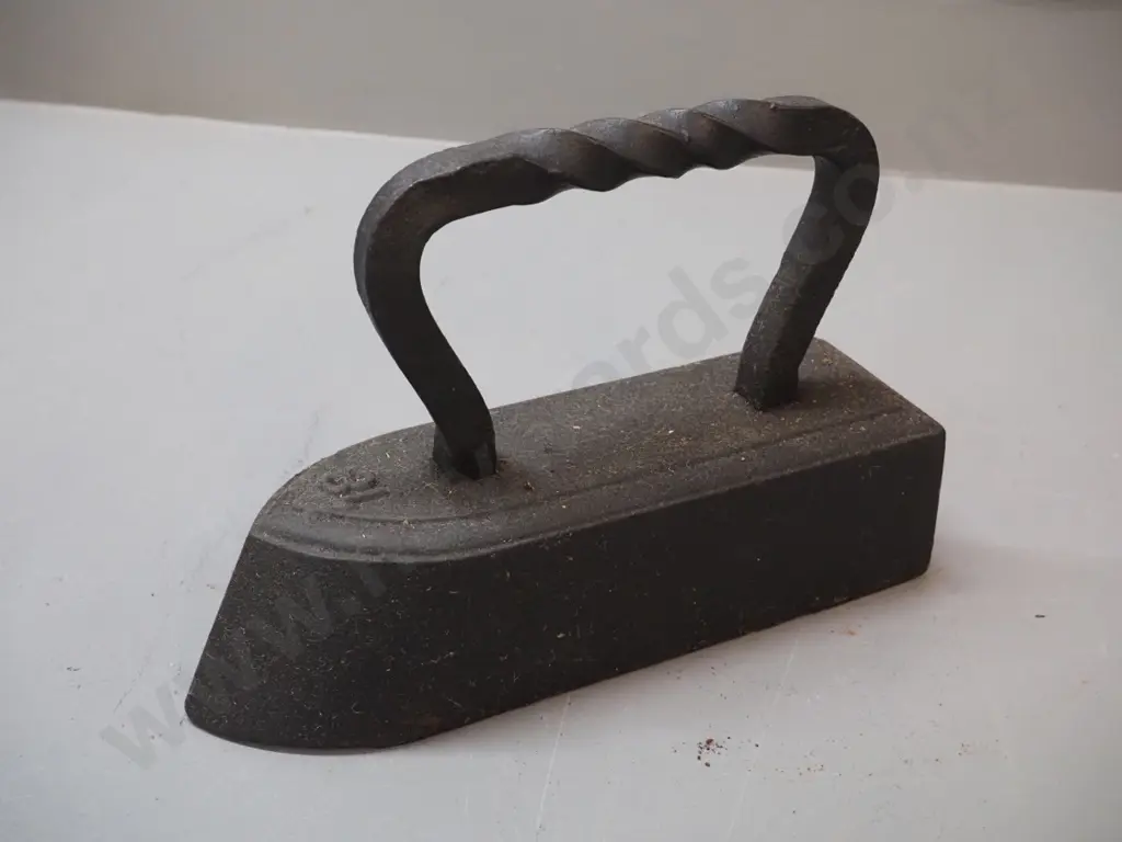 heavy solid cast iron smoothing iron / sad iron - marked No. 18, H-170 L-250 Image 1++