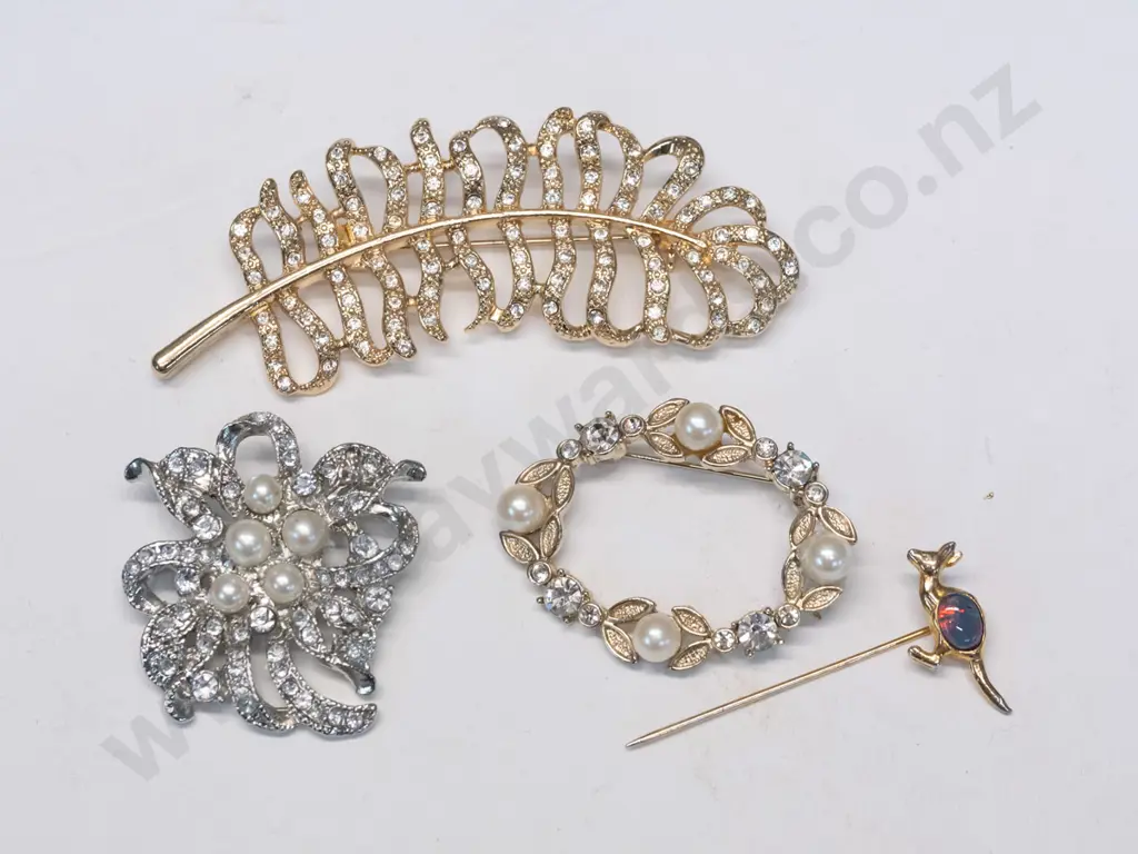 3 costume brooches & kangaroo lapel pin with an opal Image 1++