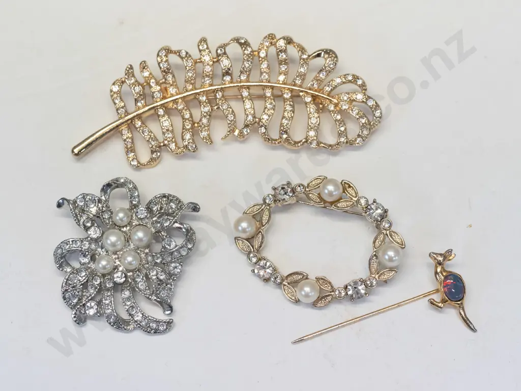 3 costume brooches & kangaroo lapel pin with an opal Image 1++